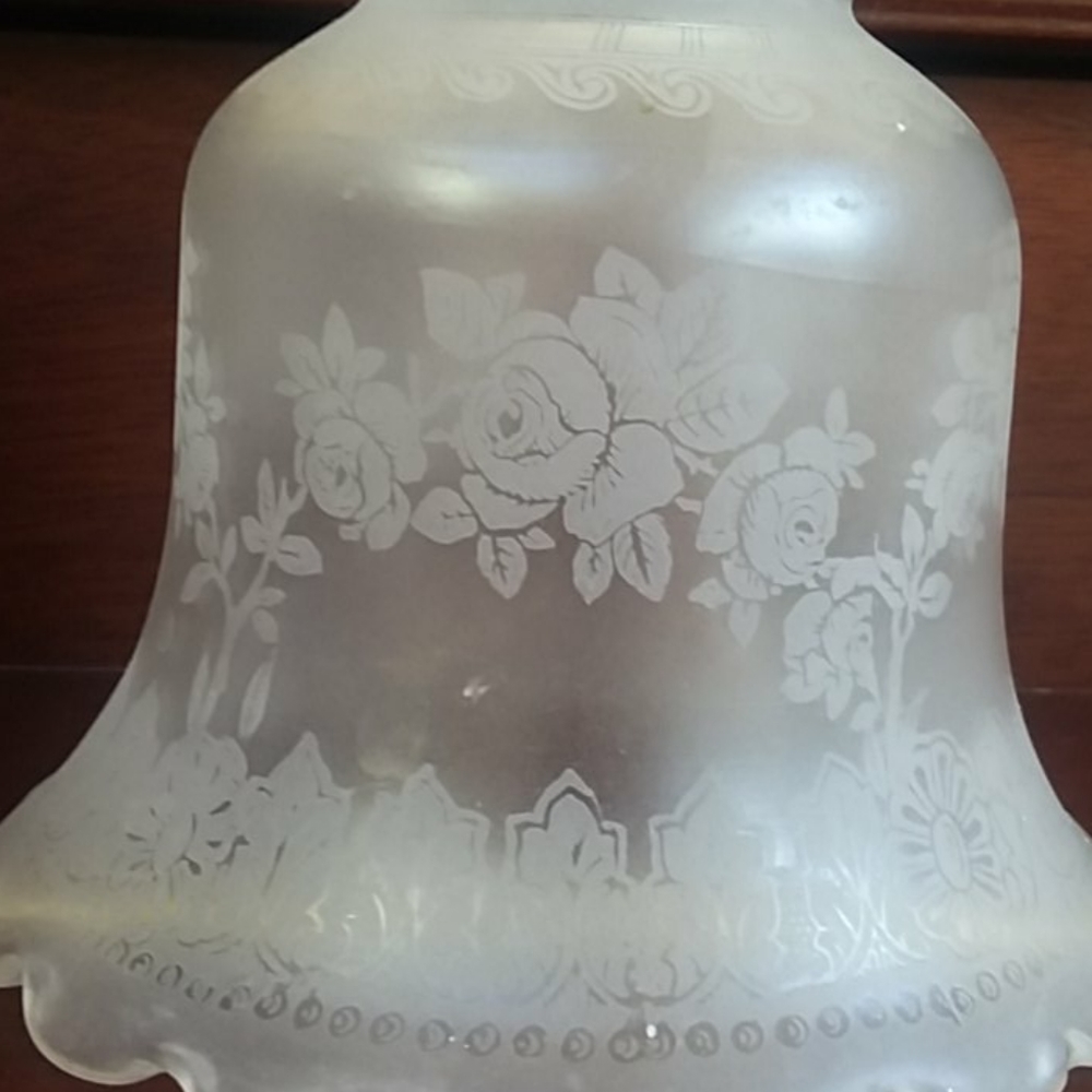 Pair of antique scalloped etched scones - Picture 3 of 6